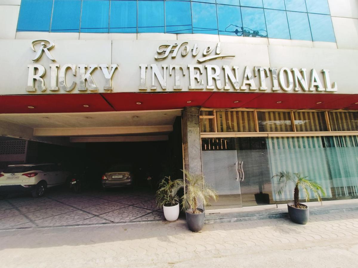 Hotel Ricky International アムリトサル エクステリア 写真